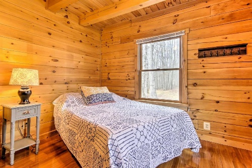 Comfortable Log Home about 4 Miles to Shenandoah River image 15