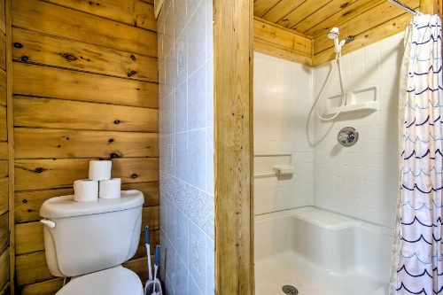 Comfortable Log Home about 4 Miles to Shenandoah River image 19