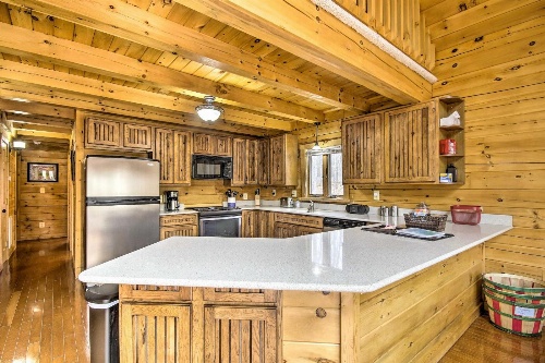 Comfortable Log Home about 4 Miles to Shenandoah River image 2