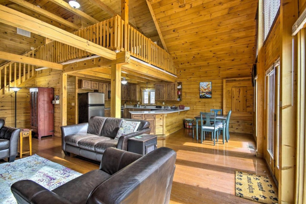 Comfortable Log Home about 4 Miles to Shenandoah River