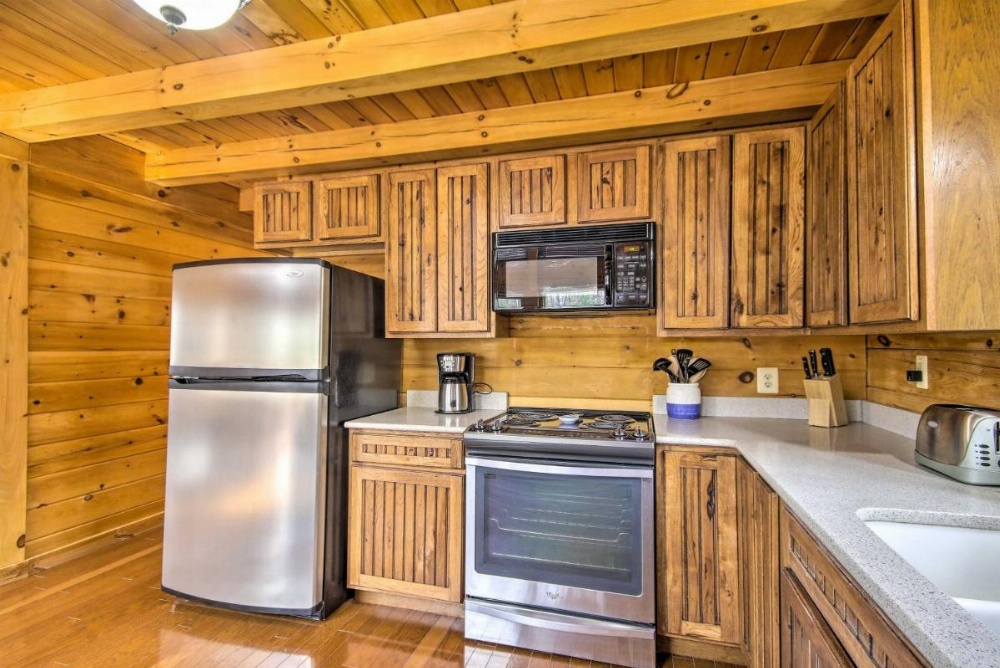 Comfortable Log Home about 4 Miles to Shenandoah River